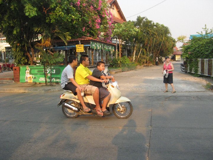 trois sur un scooter